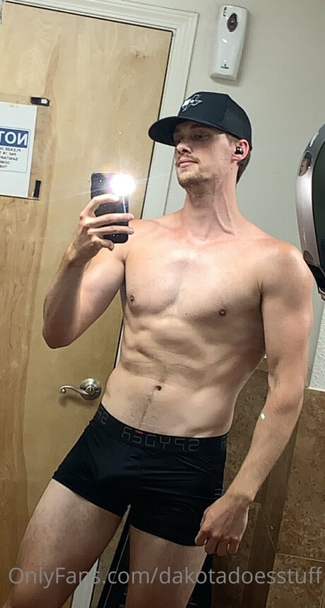 Dakotadoesstuff model hd pic