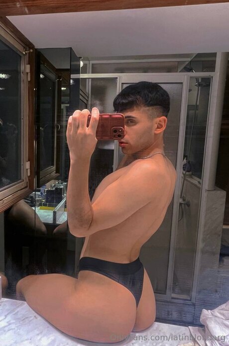 Latinblondarg model picture