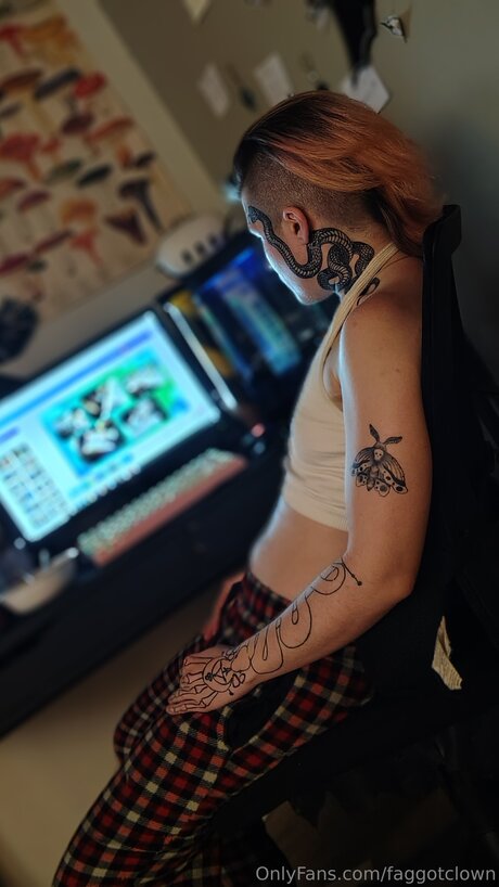 Faggotclown nudes star photo
