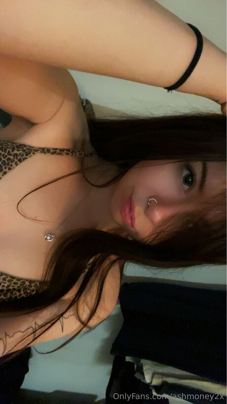 Ashmoney2x model nude photo