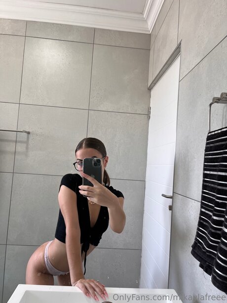 Mikaylafreee top model photos
