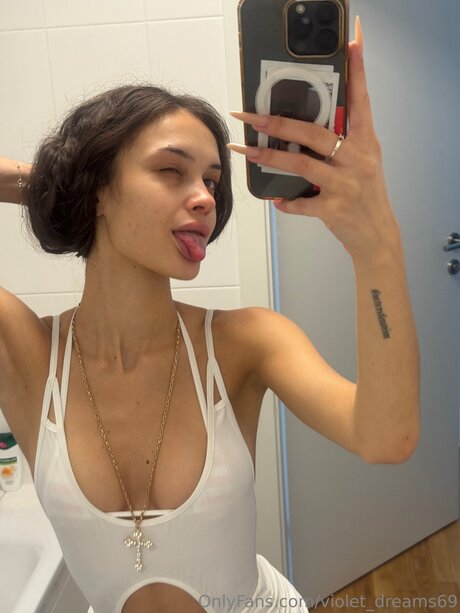 Violet Dreams69 erotic actress image