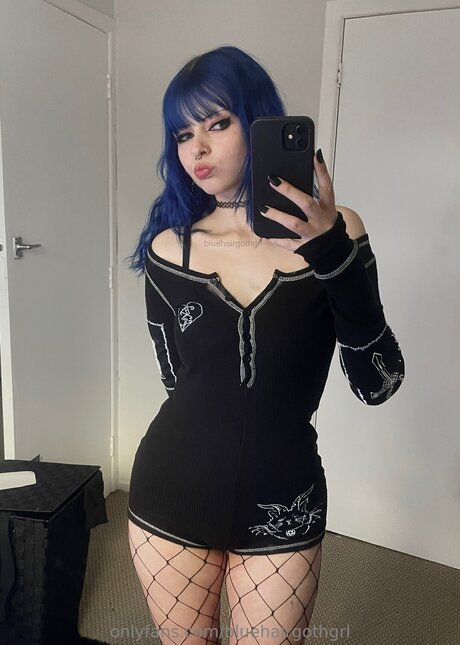 Bluehairgothgrl top profile image
