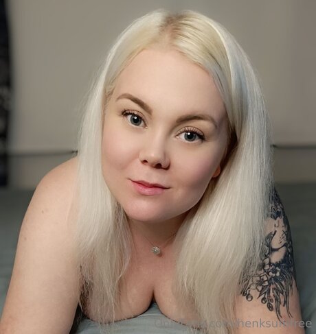 Henksumfree model nude picture