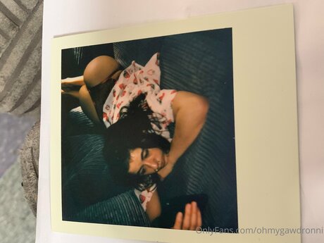 Ohmygawdronni model hot picture