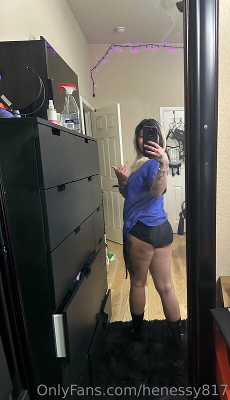 Henessy817 model erotic pic