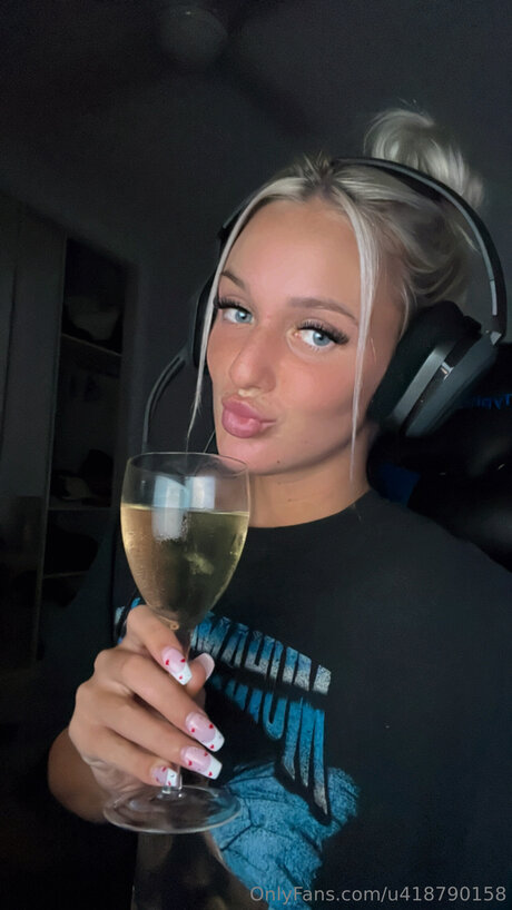 Bellaxmaexo pornstar adult img