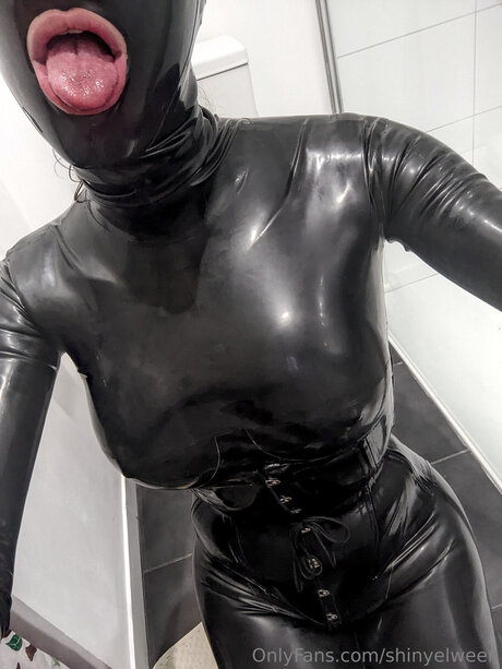 Shinyelween model hot photos