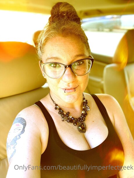 Beautifullyimperfectgeek pornstar adult photo