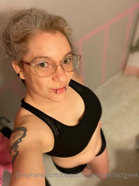 Beautifullyimperfectgeek erotic model gallery