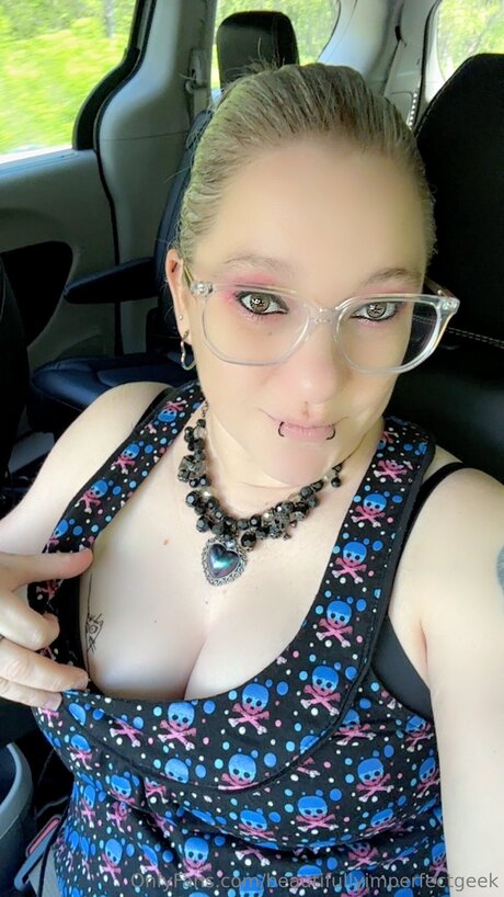 Beautifullyimperfectgeek model free picture