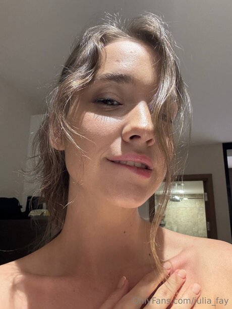 Julia Fay star top pic