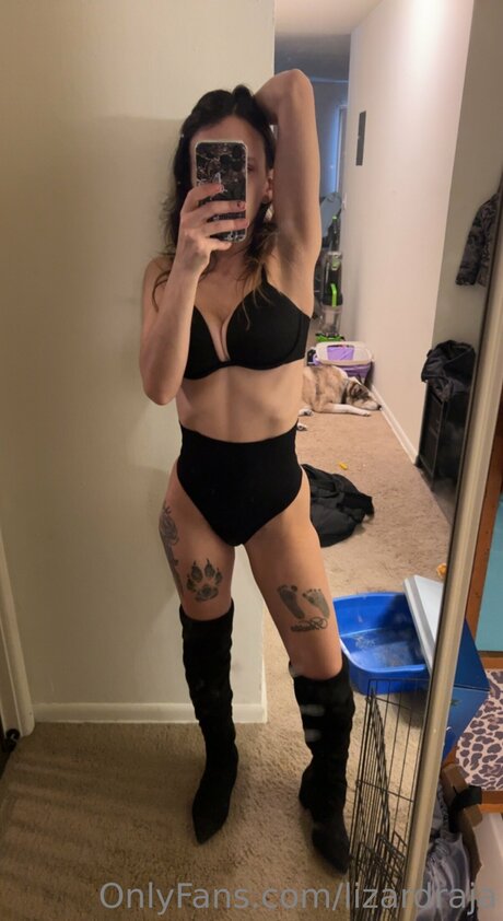 Lizardraja naked pornstar pic