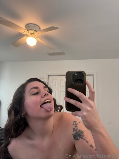 Lissygirl20 pornstar naked image