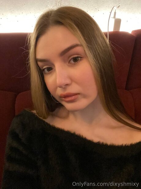 Dixyshmixy model porn pics