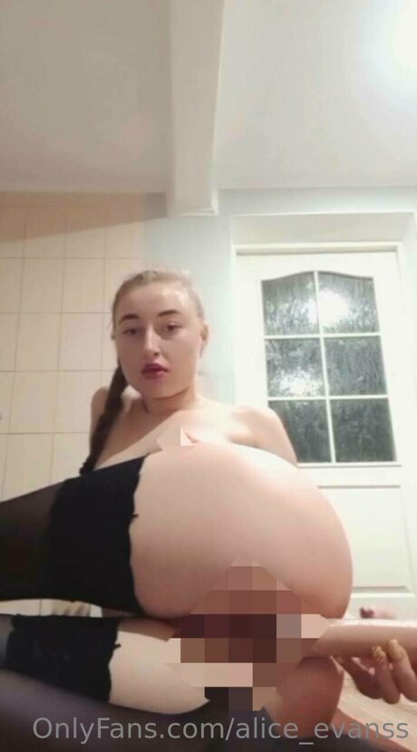 Alice Evanss star hot img