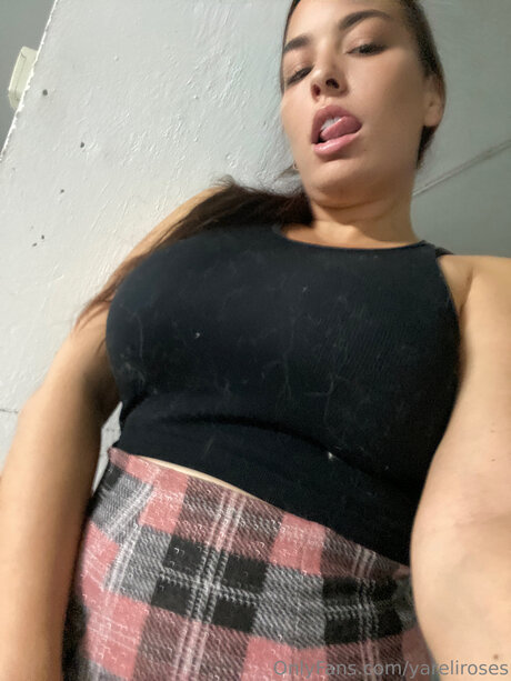 Yareliroses hot star pic