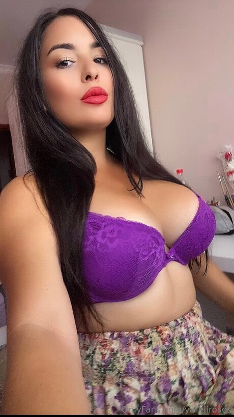 Yareliroses free model photo