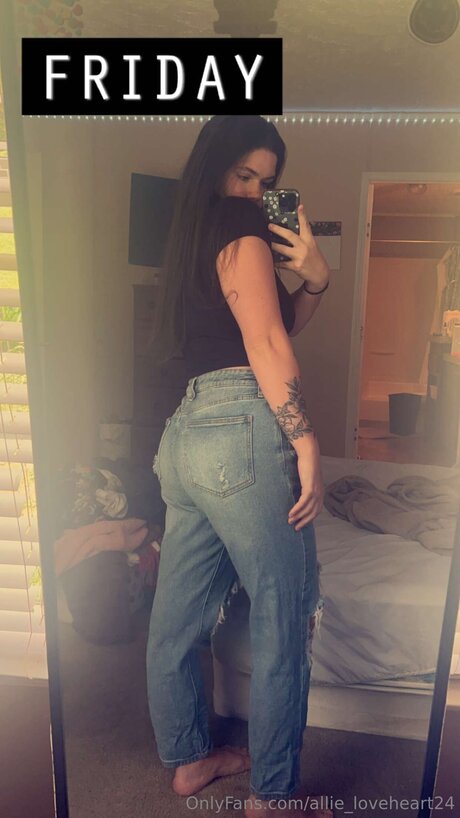 Allie Loveheart24 model naked pic