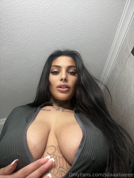 Silaxbae model perfect photos