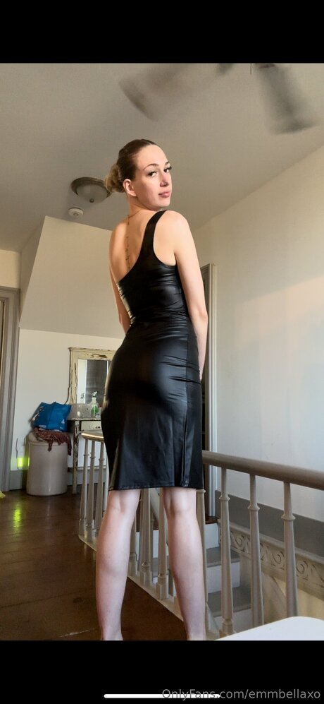 Emmbellaxo beautiful model pic