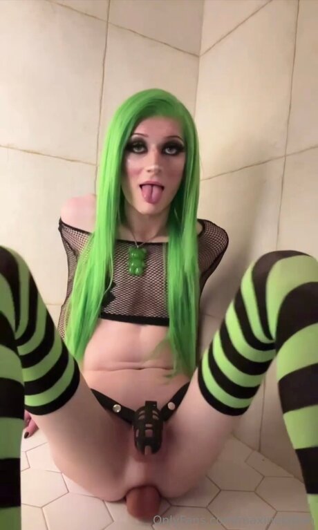 Maxinekitten nude pornstar photo