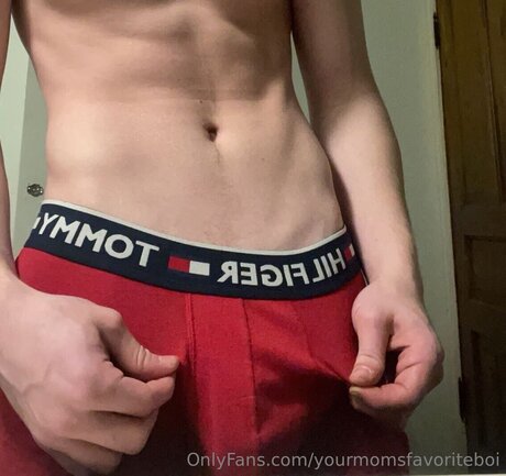 Yourmomsfavoriteboi pornstar naked photo