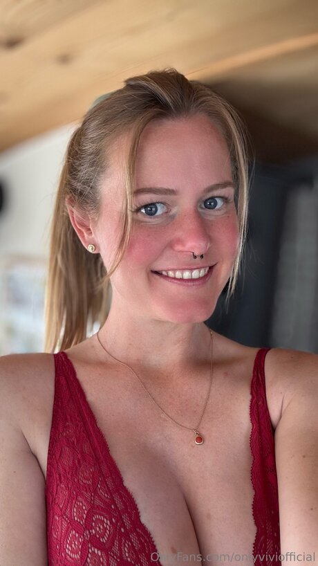 Onlyviviofficial nude model photo