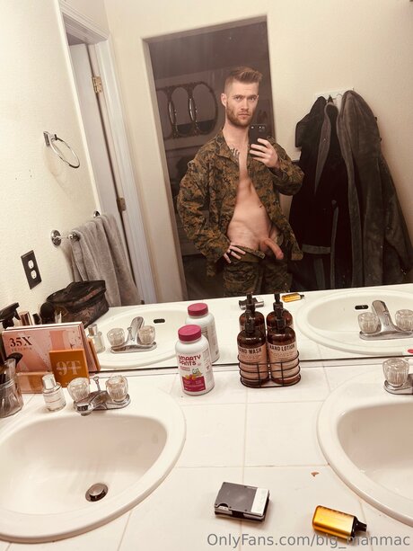 Big Manmac pornstar sex pic