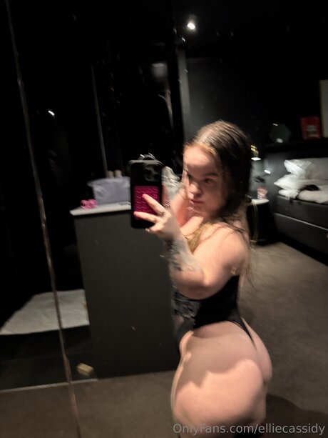 Elliespokes star nude pictures