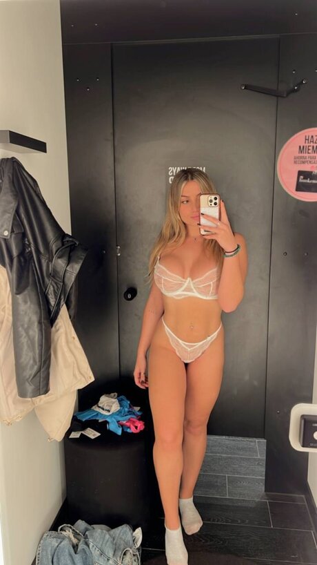 Itssschloeee sexy actress picture