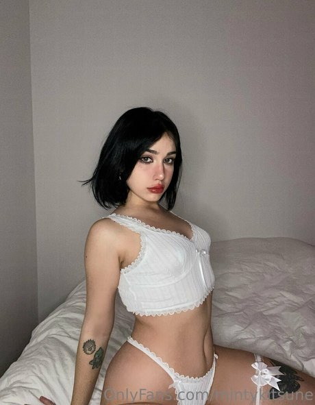 Minty Kitsune model hd photo