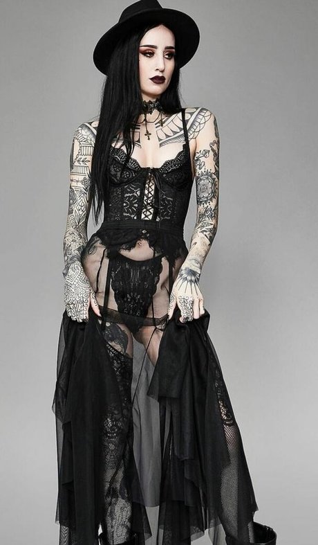 Emma Vauxdevil model nudes image