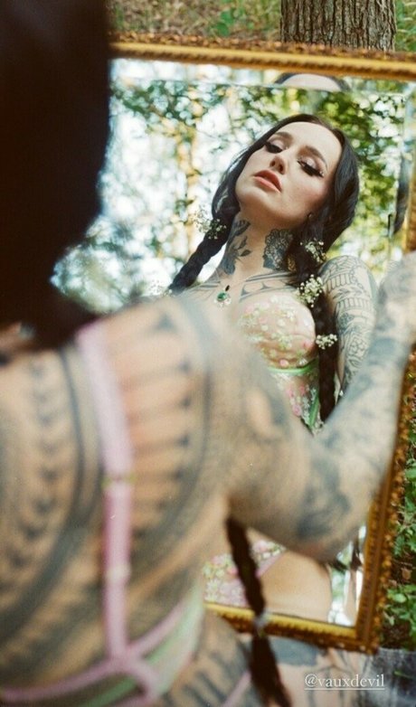 Emma Vauxdevil star sexy photo