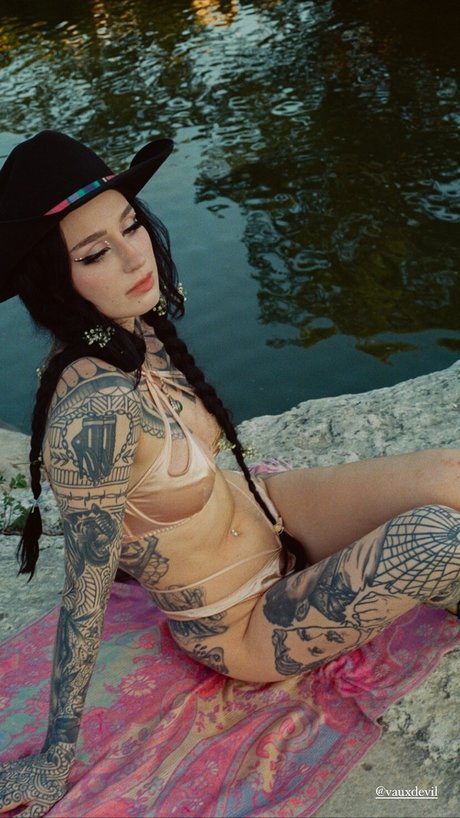 Emma Vauxdevil model hot picture