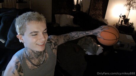 Icy Mikey888 model nude pics