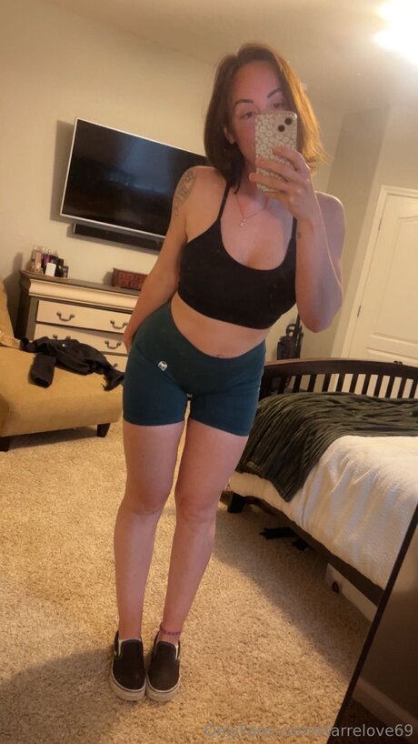 Starrelove69 naked model photo