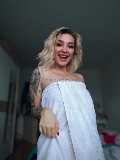 Honeydeeworld profile image