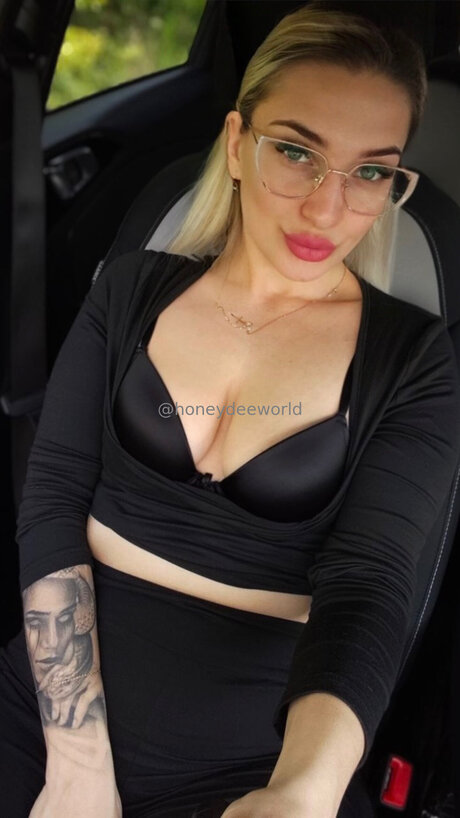 Honeydeeworld exclusive model image