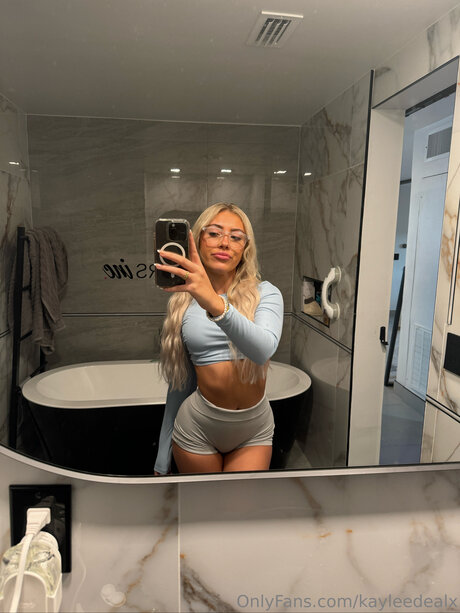 Blondemommyx sex model pictures