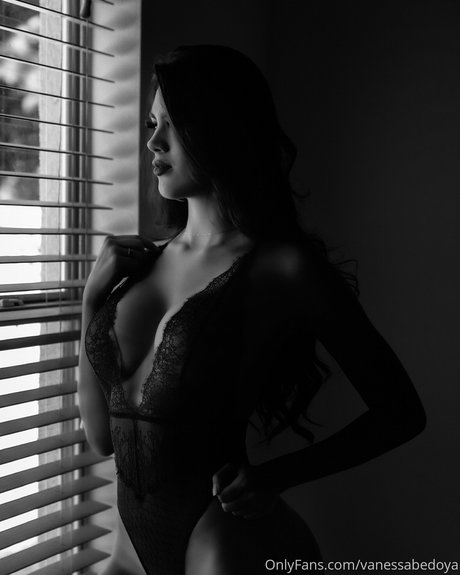 Vanessabed model perfect photo