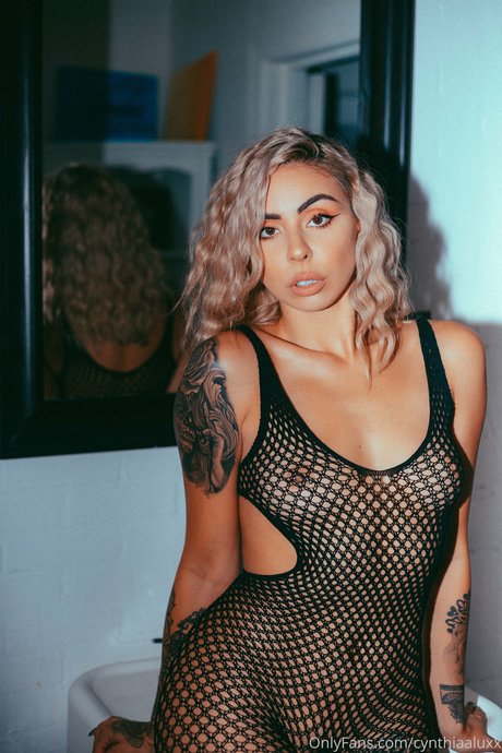 Cynthiaaluxx art star pic
