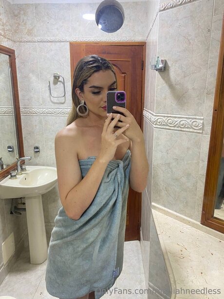 Mariiahneedless nudes model pics