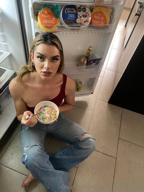 Mariiahneedless model porn galleries