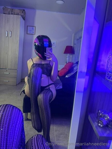 Mariiahneedless naked star img