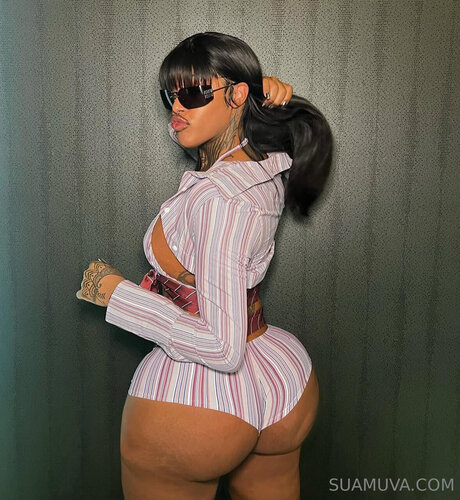 Thesuamuva naked pornstar pic