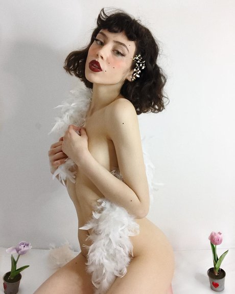 Mina Bell naked model pictures