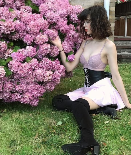 Mina Bell free star pics