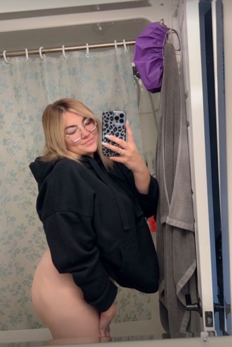 Busty Kait hd model img