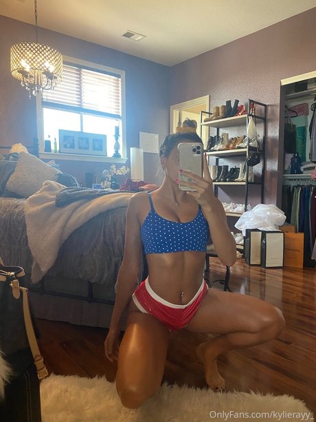 Kylie Ray model nude picture